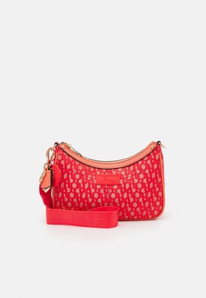 Sac à main motif rouge et rose avec une petite anse et une large bandoulière réglable fixée par des éléments dorés.