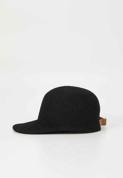 Gorra de fieltro negro con una corona redondeada, ala curvada y una correa ajustable marrón con un broche de metal en la parte posterior.