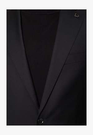 Czarna dopasowana marynarka o gładkiej fakturze, z pojedynczym guzikiem, wyrazistym klapą i subtelnym akcentem logo na kołnierzu.