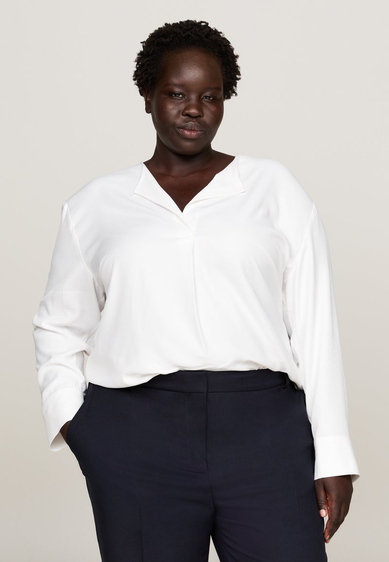 Tommy Hilfiger Curve FLUID V-NECK - Μπλούζα - ancient white