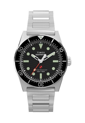 Potapljaška ura Timex Deepwater iz nerjavečega jekla s črnim vrtljivim okvirjem, črnim številčnikom, svetlečimi kazalci in oznakami, rdečo sekundno ročico, vodotesna do 200 m.