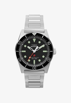 Timex Deepwater rozsdamentes acél búváróra fekete forgatható lünettával, fekete számlappal, lumineszkáló mutatókkal és jelölőkkel, piros másodpercmutatóval, 200 méterig vízálló.