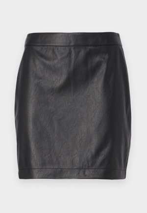 Sort læder mini-nederdel med en glat tekstur, tætsiddende design og slankt taljebånd, der har minimal syning og ingen yderligere dekorationsdetaljer.