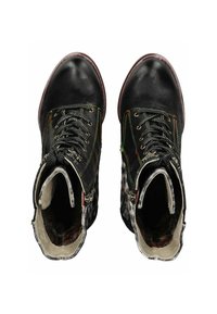 Botas de cuero negras hasta el tobillo con costuras de colores, diseño de cordones y forro de piel expuesto. Presenta detalles de cremallera metálica en los laterales.