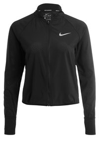 Černá bunda Nike Dri-FIT se zipem vpředu, s tečkovanými ventilačními vzory na rukávech a zádech. Lehká, hladká textura.