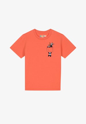 Korallenfarbenes T-Shirt mit kurzen Ärmeln aus Baumwolle, mit einem Taschenmuster, das drei Comic-Pandas und zwei Essstäbchen zeigt. Glatte Textur.