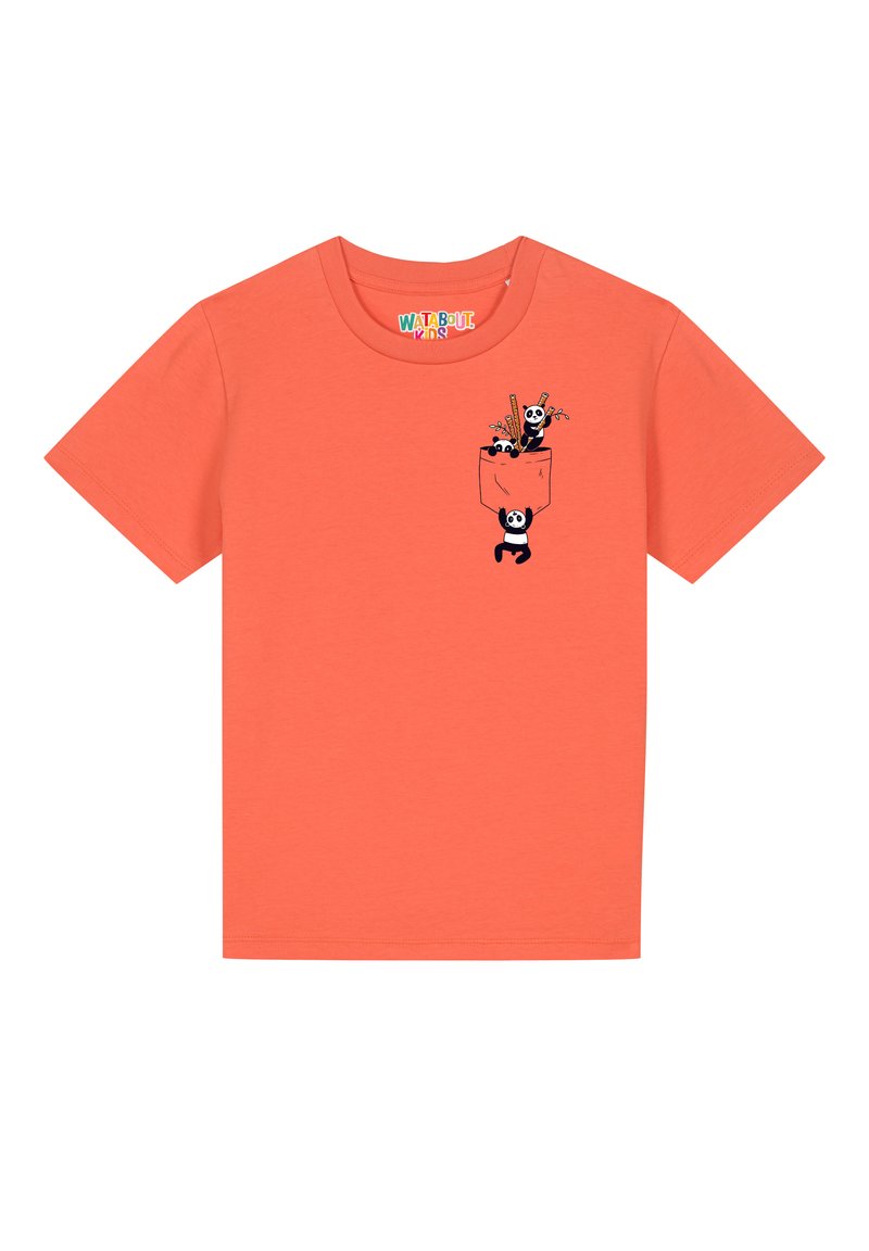 Koraalkleurig t-shirt met korte mouwen van katoen, voorzien van een zakontwerp met drie cartoon panda's en twee stokjes. Soepele textuur.