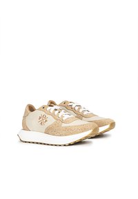 Zapatillas beige con materiales de ante y tela, que presentan un diseño en capas, cordones blancos y una suela texturizada. Logotipo en el lateral.