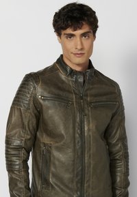 Koroshi SKIN EFFECT - Chaqueta de cuero sintético - verde   green
