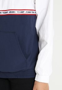 Tommy Jeans Větrovka - dark blue