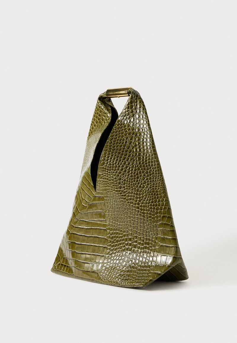 Sac à main vert gaufré crocodile avec une conception structurée et angulaire et une poignée en métal doré, présentant des textures brillantes et des accents lisses.