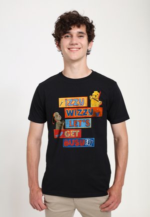 Černé tričko s barevným grafickým motivem dvou maňáskových postav a textem "IZZY WIZZY, PUSŤME SE DO PRÁCE!" v tučných, smíšených barvách.