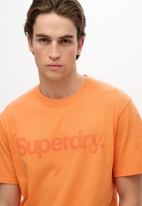 Superdry & Co CORE LOGO CITY - Camiseta estampada - florida orange