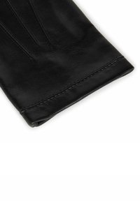 Gant en cuir noir avec une texture lisse, doté de surpiqûres et d'un design découpé près du poignet. Le bord est soigneusement fini.