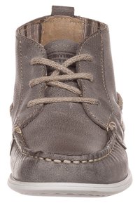 Grijze leren schoen met een afgeronde neus, vetersluiting, contrasterende stiksels en een textuur binnenvoering. Witte rubberen zool.