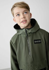 Giacca verde con cappuccio e interno nero, dotata di chiusura a zip, logo ricamato e design accorciato con orlo testurizzato.