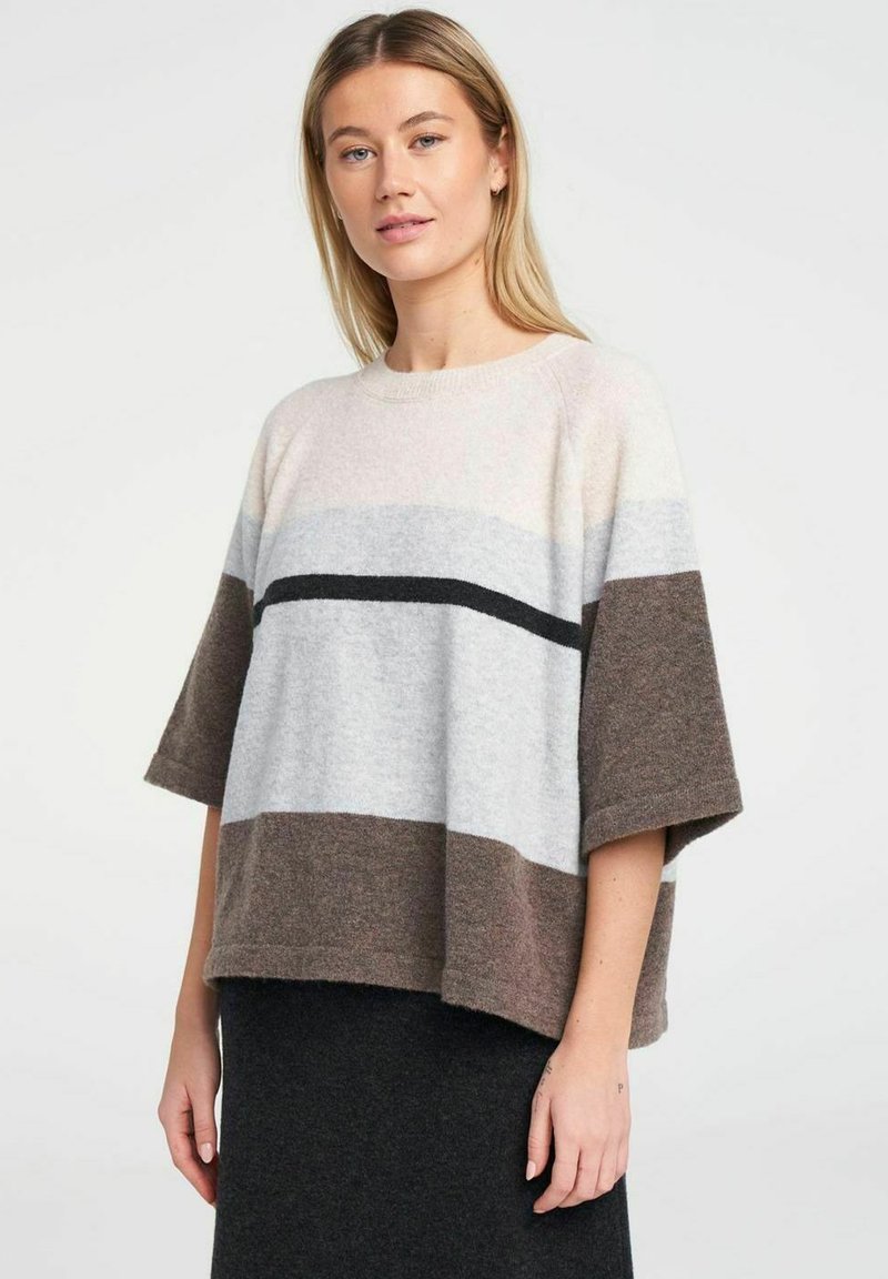 Lätt stickad tröja med rund halsringning, korta ärmar och horisontella ränder i beige, grått och brunt. Mjuk textur.