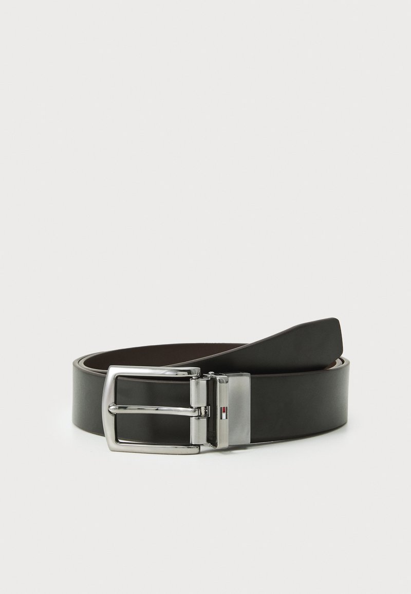Cinturón de cuero negro con una hebilla rectangular plateada. Presenta una textura suave y un diseño en dos tonos. Además, cuenta con un pequeño acento de logo.