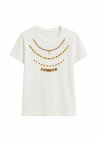 T-shirt bianco in cotone con dettagli in tonalità oro di diverse forme e dimensioni, compresi strass e catene disposti in strati.