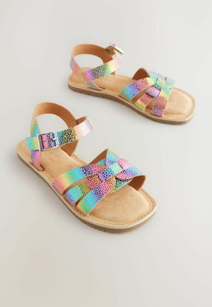 Multicolore sandalen met holografische synthetische banden, een kruislings ontwerp en een lichte tan zool met een gestructureerde afwerking.