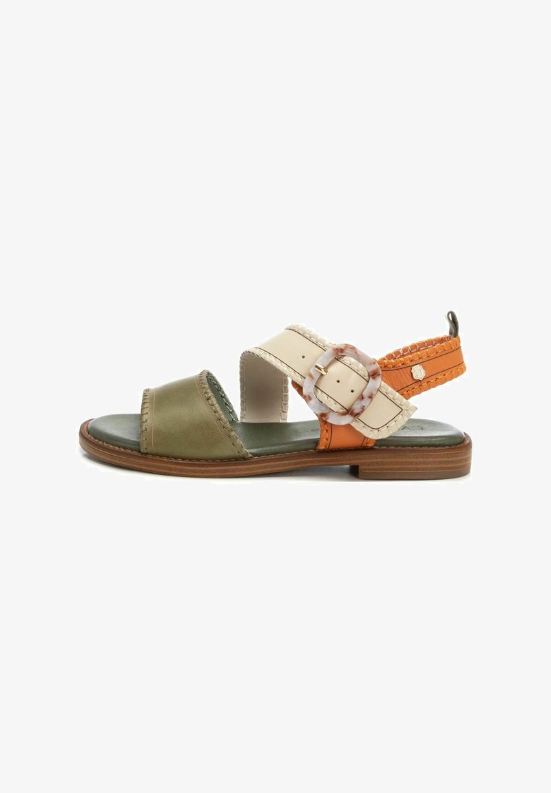 Sandal con cuero en color verde oliva y naranja, una ancha correa color crema con una hebilla decorativa y un bajo tacón de madera.