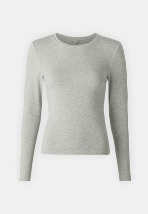 Chemise à manches longues gris clair en coton doux, dotée d'un col rond et d'une coupe ajustée, sans motifs ni accents visibles.