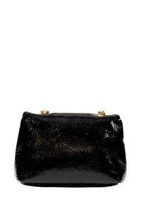 Borsa a mano nera realizzata in materiale lucido con texture, caratterizzata da una forma strutturata, dettagli in metallo dorato e una chiusura a scatto.