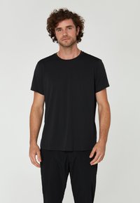 Sort kortærmet t-shirt lavet af blødt stof, med rund hals og en afslappet pasform. Simpelt design uden synlige mønstre eller accenter.