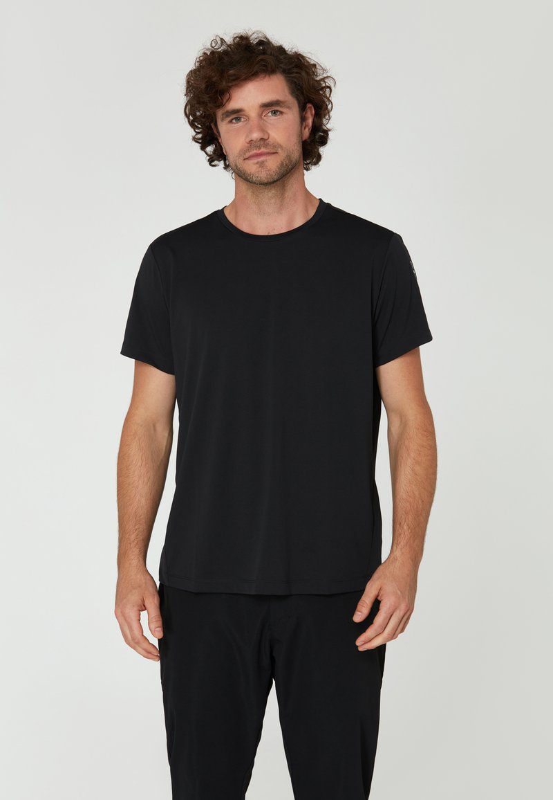 Sort kortærmet t-shirt lavet af blødt stof, med rund hals og en afslappet pasform. Simpelt design uden synlige mønstre eller accenter.