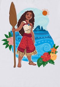 Gráfico de un personaje con cabello rizado y oscuro sosteniendo un remo de madera, vistiendo una falda roja de estampado y un top, rodeado de flores tropicales y olas del océano.