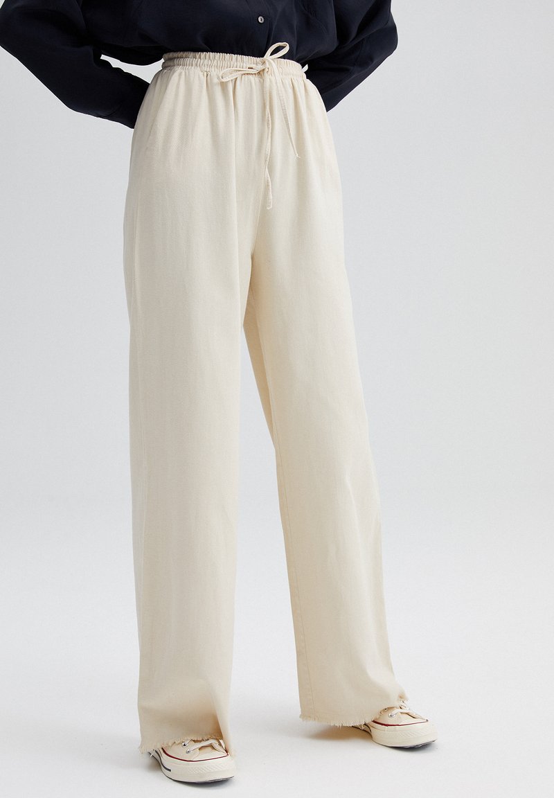 Touché Privé ELASTIC WAISTED GABARDINE - Hlače - stone