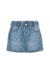 Falda de mezclilla con cinturilla elástica, de color azul claro, presenta un patrón de corazones. Diseño clásico de cinco bolsillos con acentos descoloridos.