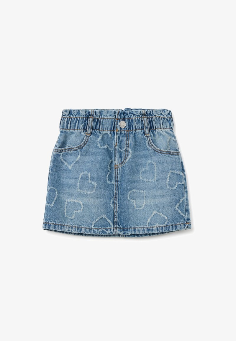 Falda de mezclilla con cinturilla elástica, de color azul claro, presenta un patrón de corazones. Diseño clásico de cinco bolsillos con acentos descoloridos.