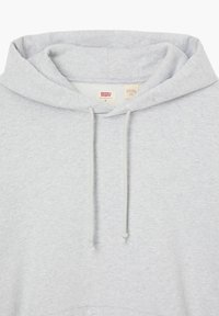 Grå pullover hoodie i blødt stof med en kængurulomme, justerbare snore og broderet logo på forsiden.