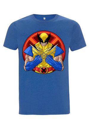 Blå bomulds t-shirt med en tegneserie-stil grafik af en karakter iført gule og blå klæder, kløer og med en emblemagtig baggrund.