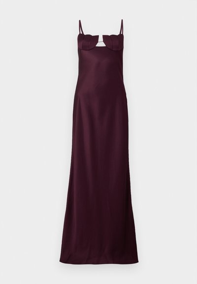 Burgundi satino maksi suknelė su plonais petnešomis, prigludusi liemenėle ir unikaliomis lapo formos detalėmis ant iškirptės. Lygi tekstūra ir elegantiška siluetas.