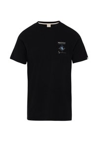 T-shirt noir à manches courtes avec petit logo géométrique bleu et blanc et texte « PROTEST » sur le côté gauche de la poitrine.