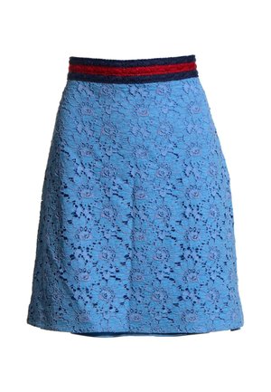 Jupe en dentelle bleue avec motif floral et une ceinture à rayures horizontales bleu marine et rouge.