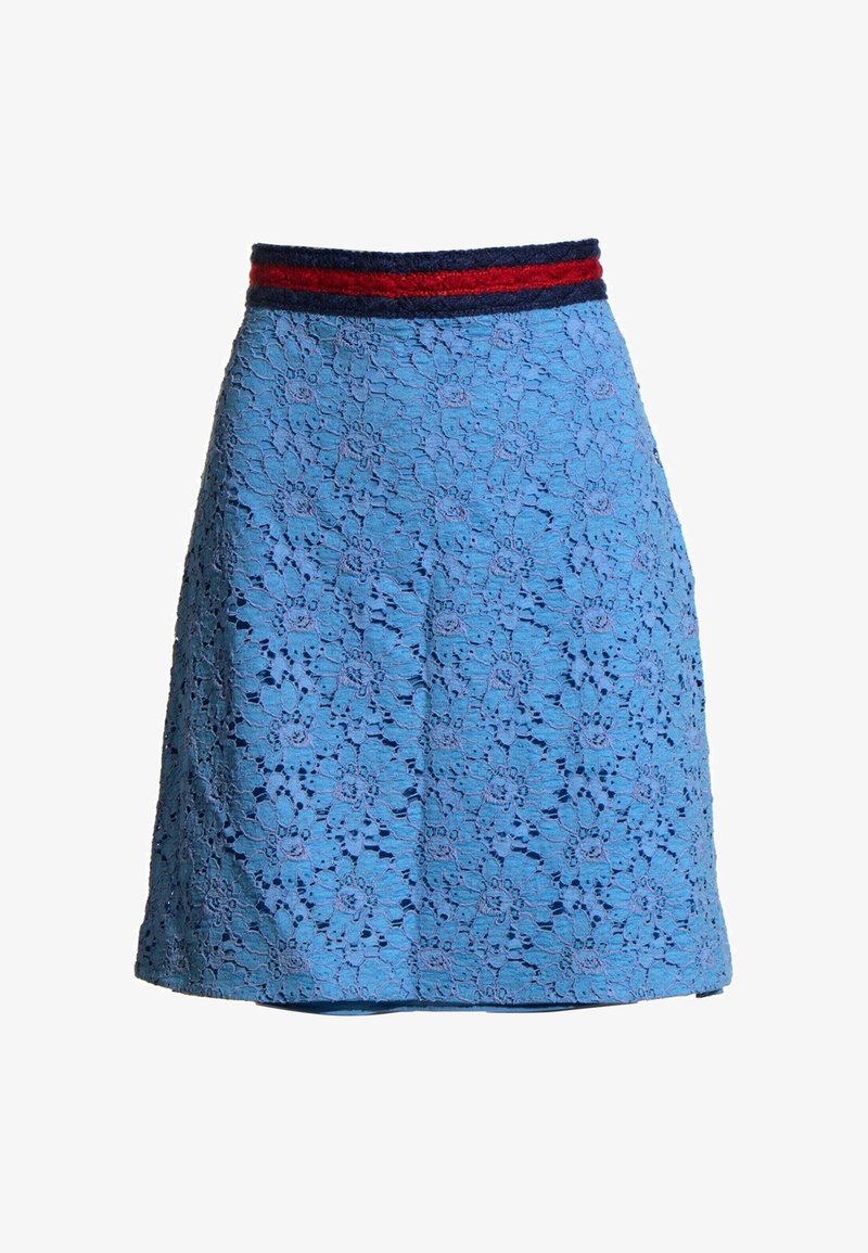 Jupe en dentelle bleue avec motif floral et une ceinture à rayures horizontales bleu marine et rouge.