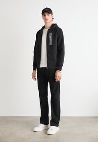 Calvin Klein HORIZONTAL LOGO ZIP THRU HOODIE - Mikina so zipsom - black