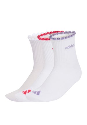 Drei Paar weiße Knöchelsocken mit gewellten Kanten in Weiß, Rot und Lila, mit Adidas-Logos an Bündchen und Zehen.