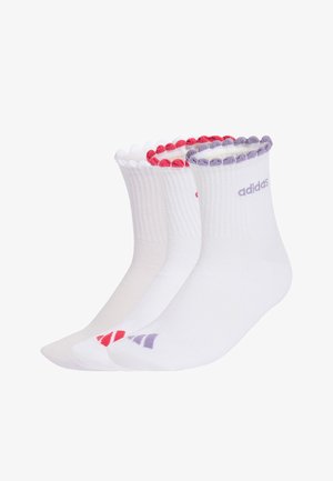 Tri para bijelih čarapa do gležnja s ukrasnim rubovima u bijeloj, crvenoj i ljubičastoj boji, s Adidas logotipima na manžetama i prstima.