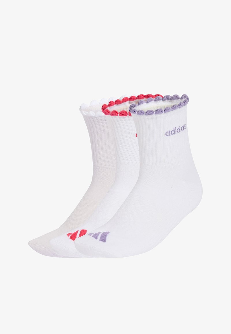 Trois paires de chaussettes blanches chevilles avec des bords festonnés en blanc, rouge et violet, avec des logos Adidas sur les poignets et les orteils.