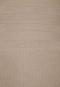Tessuto a maglia beige con strisce orizzontali, che alternano trame lisce e a coste. Materiale morbido e leggero, adatto per diverse occasioni.