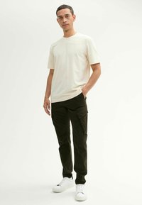 TOM TAILOR WEICHE TAPERED - Cargohose - dark rosin green