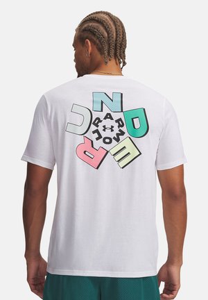 Witte katoenen T-shirt met op de achterkant een kleurrijk grafisch ontwerp met vette letters en accenten in roze, muntgroen en zwart.