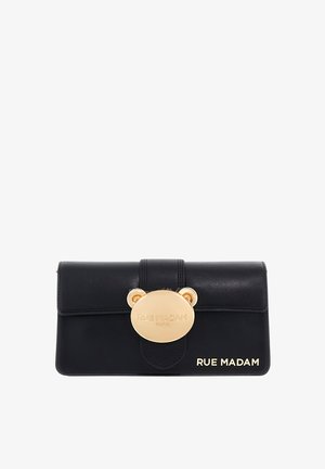 Pochette in pelle nera con fermaglio a forma di orso in tonalità oro e logo "RUE MADAM" in lettere dorate sul davanti in basso a destra.