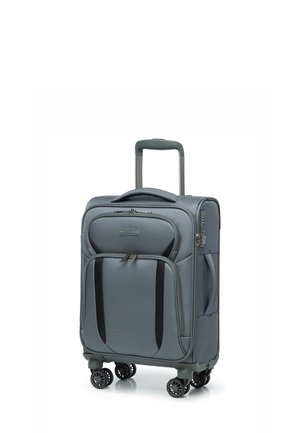 Szara walizka z miękkiego materiału z chowanym uchwytem, czterema obrotowymi kółkami i czarnymi akcentami. Posiada suwaki oraz zamek szyfrowy.