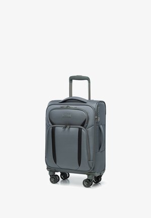 Šedý měkký kufr na kolečkách s teleskopickou rukojetí, čtyřmi otočnými kolečky a černými akcenty. Obsahuje zipy a kombinovaný zámek.