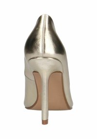 Metalen gouden pumps met een spitse neus, slank design, gladde textuur en een dunne naaldhak. Voorzien van een subtiel naaddetail.